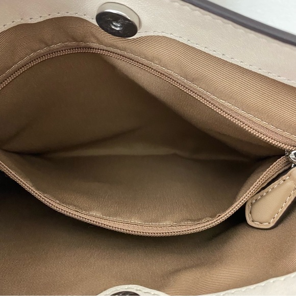 Coach Penelope shoulder bag in Chalk - Picture 10 of 11